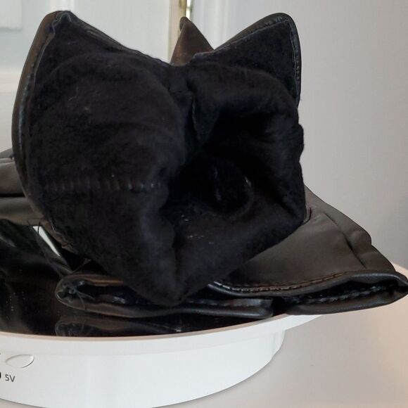 SALE Black Vegan Leather Winter Gloves Feminine Bow Design - Picture 7 of 7